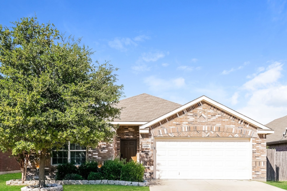 2016 Cattle Creek Rd, Fort Worth, TX 76134 - photo 1