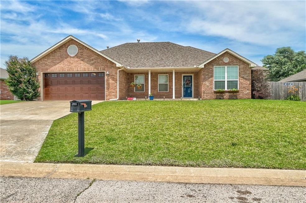 1930 Ridge Crest Dr, Shawnee, OK 74804 - photo 1