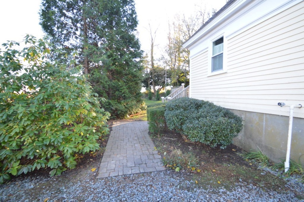 412 Mitchells Ln, Middletown, RI 02842 - photo 1