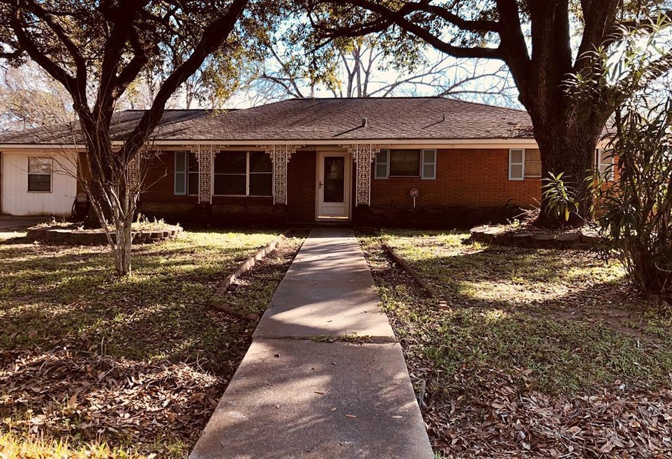 208 Lindsey Ave, Bay City, TX 77414 - photo 1