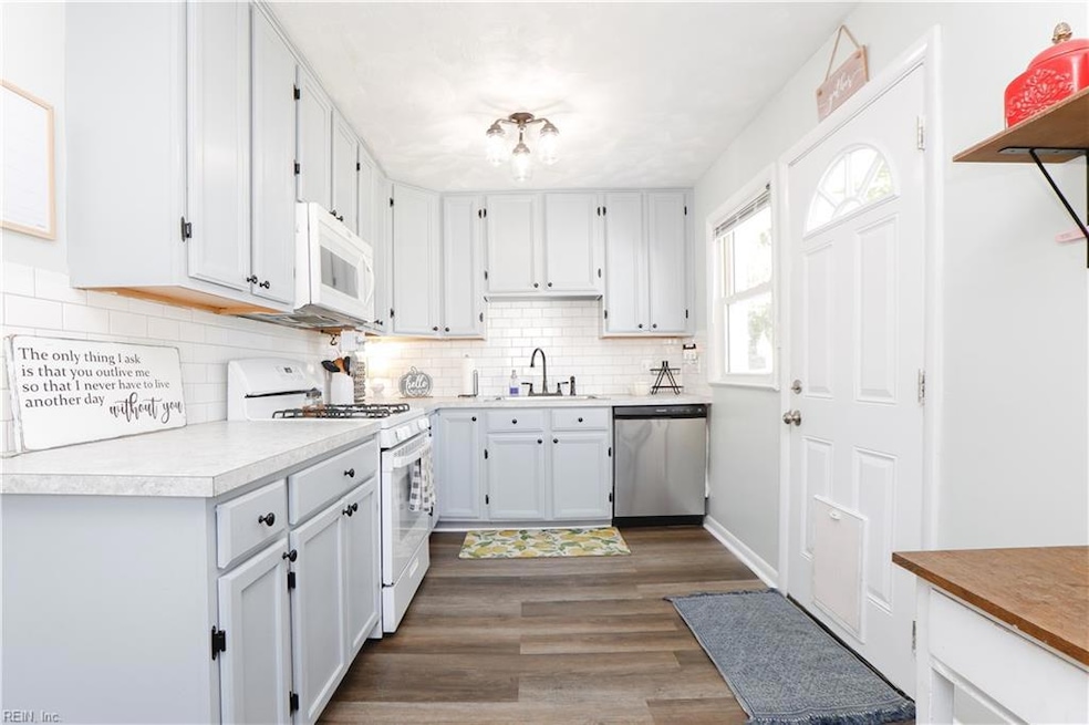 424 Hunlac Ave, Hampton, VA 23664 - photo 1