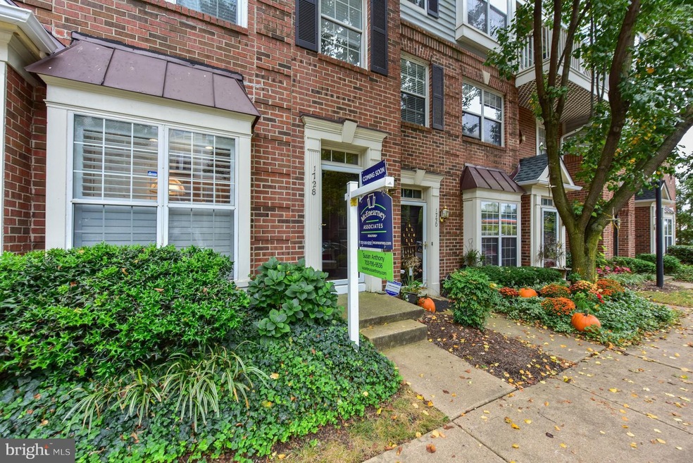 1728 Kingsgate Ct, Alexandria, VA 22302 - photo 1