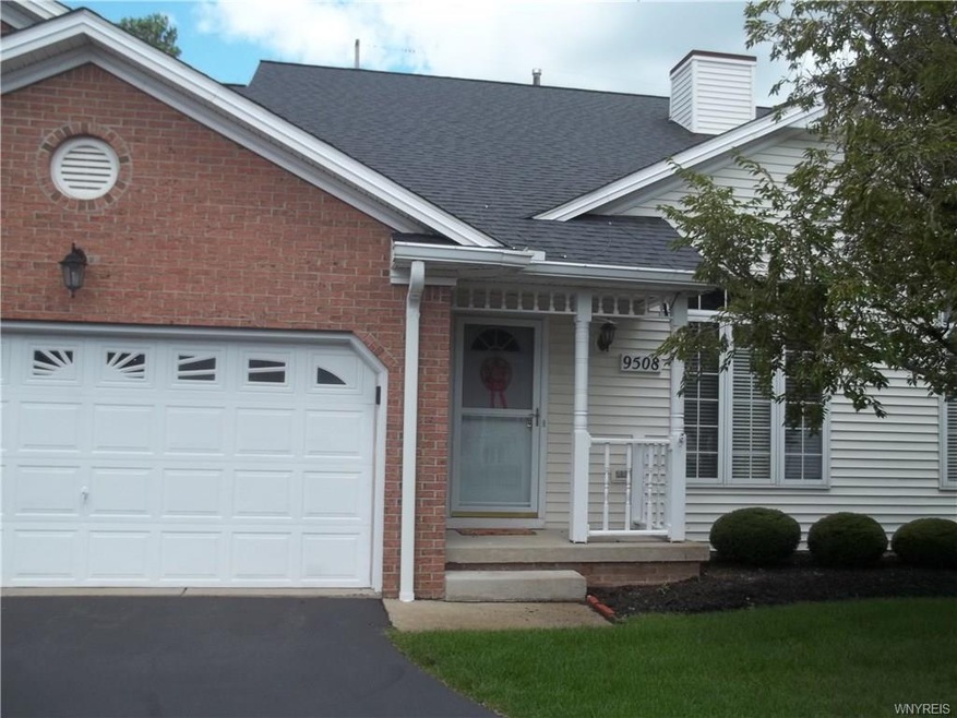 Lovely 2 bed, 2 bath Natale built townhouse with 1