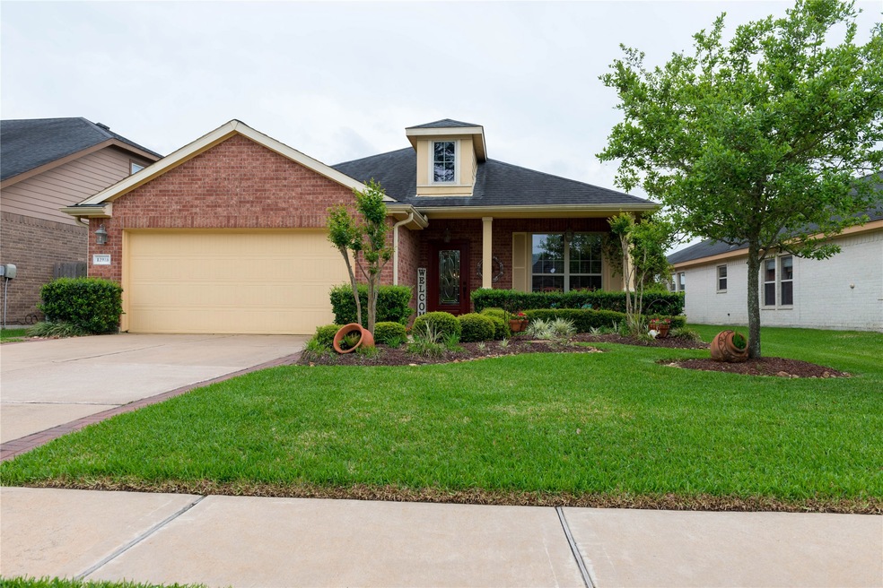 Move in ready one story lake side home in the popular Tomball Northpointe community.