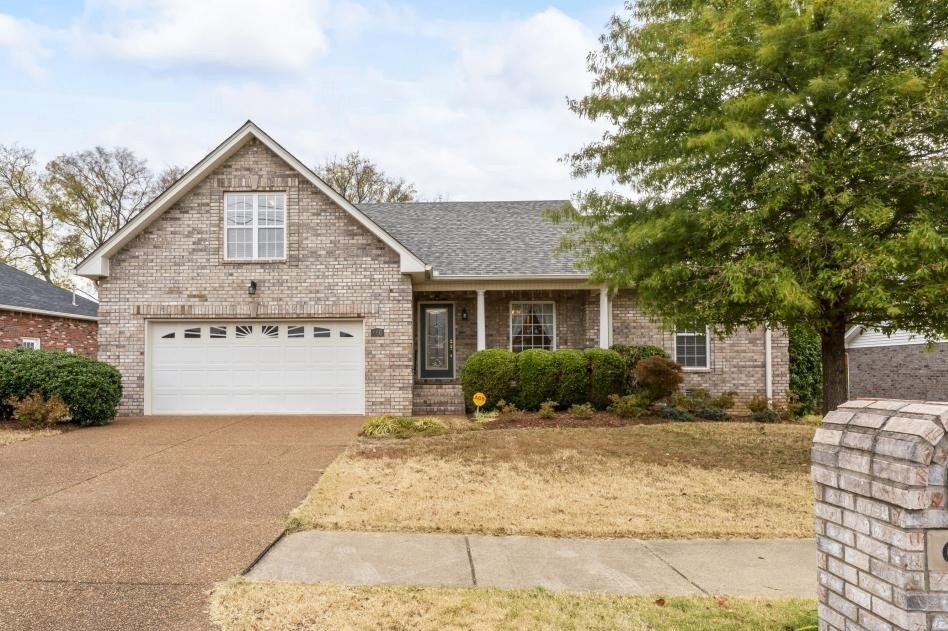 Beautiful all brick home on a quiet culdesac that is minutes away from the freeway. Excellent location!