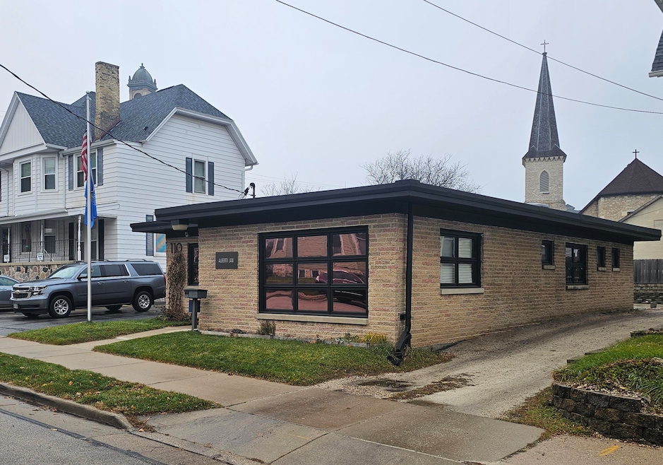 110 Arcadian Ave, Waukesha, WI 53186 - photo 1
