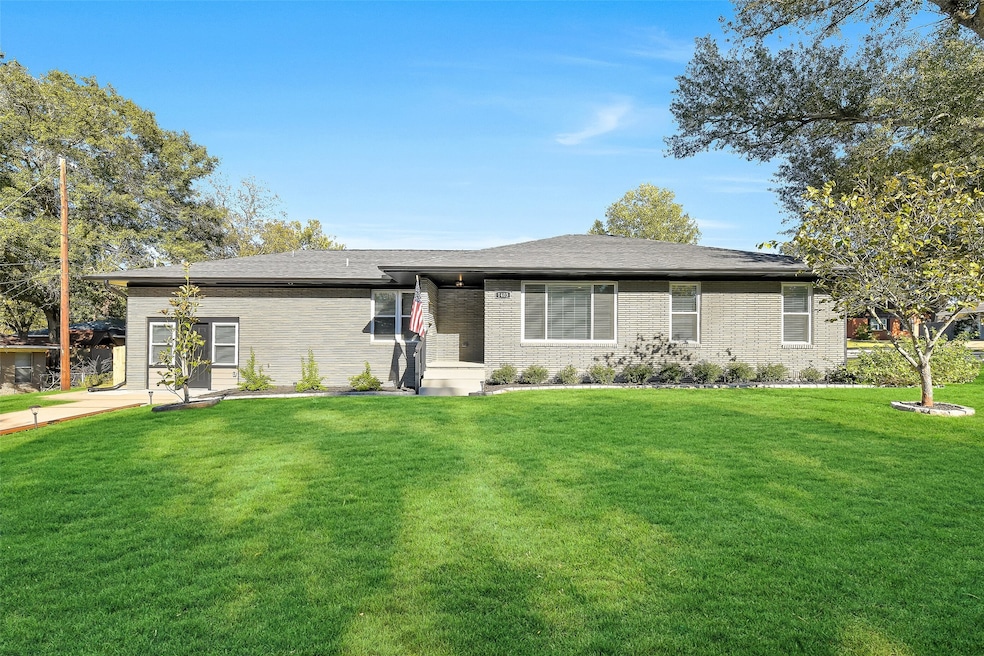 1403 S Chappell Hill St, Brenham, TX 77833 - photo 1