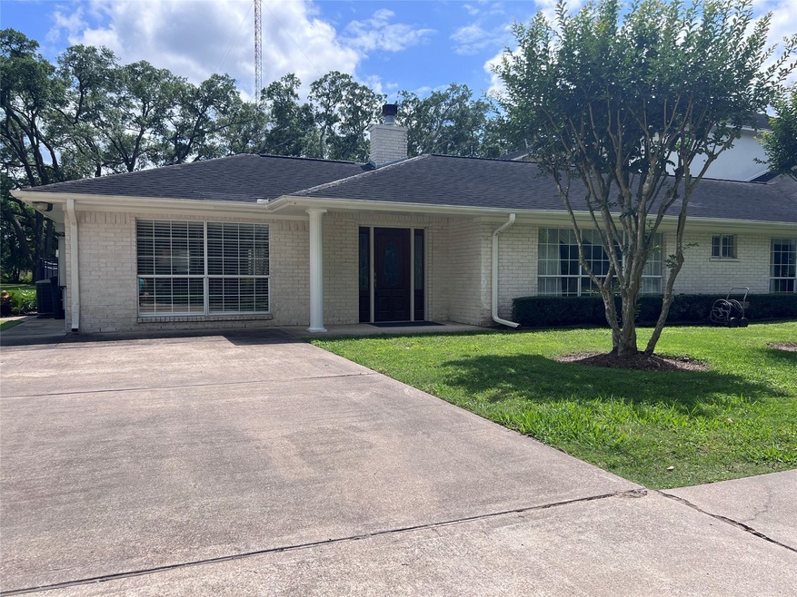 3009 W Parkwood Ave unit B, Friendswood, TX 77546 - photo 1