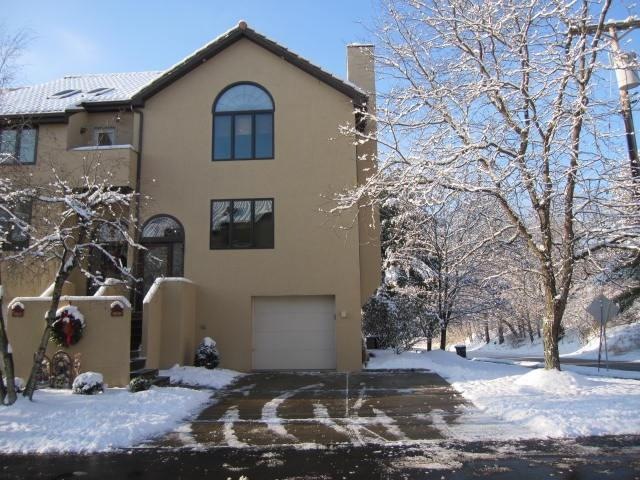 Gorgeous end unit with windows on 3 sides, integra