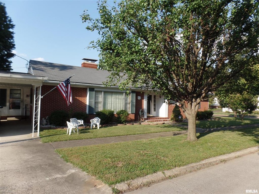 200 W Logan St, Harrisburg, IL 62946 - photo 1