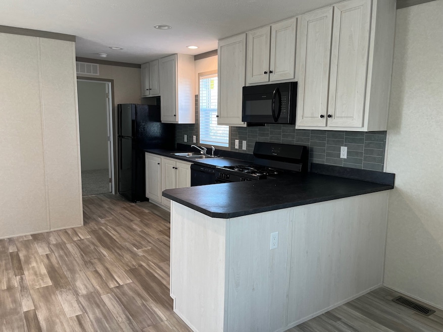 109 Desander Dr unit 109, Lansing, MI 48906 - photo 1