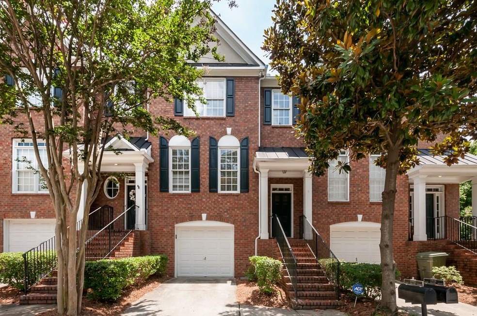 BEAUTIFUL THREE BEDROOM TOWNHOME IN PRIME VININGS 
