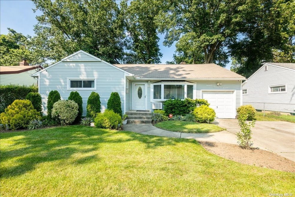 777 Janos Ln, West Hempstead, NY 11552 - photo 1