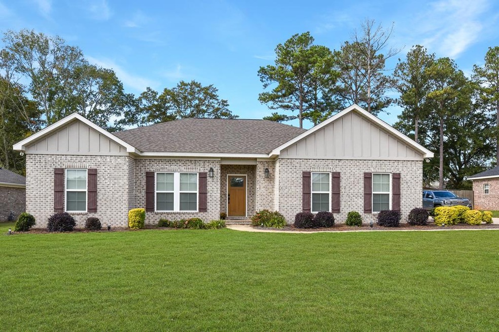 213 Daphne Dr, Dothan, AL 36305 - photo 1