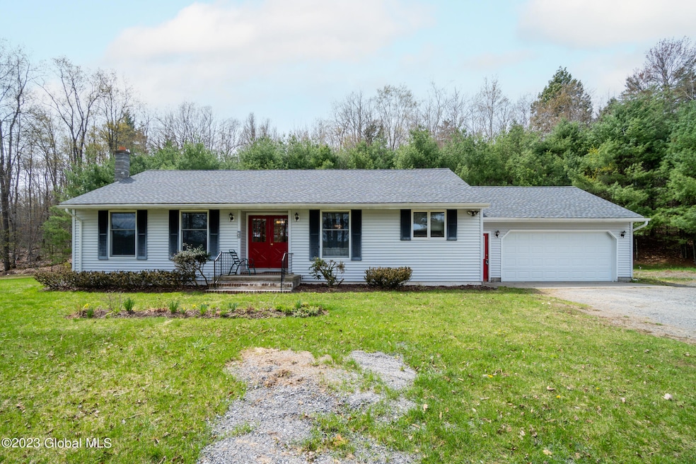 123 Fox Rd Middle Grove NY-13