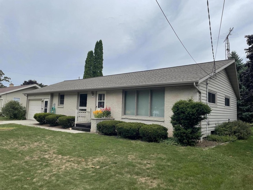 2110 Richmond Ave, Manitowoc, WI 54220 - photo 1