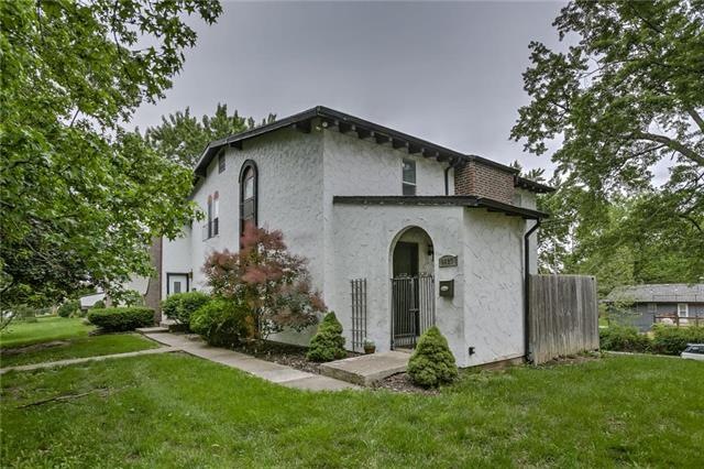 6627 Bluejacket St, Shawnee, KS 66203 - photo 1