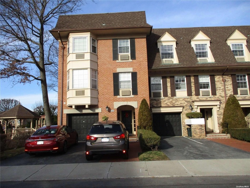 207-01 Estates Dr unit 146 U, Bayside, NY 11360 - photo 1