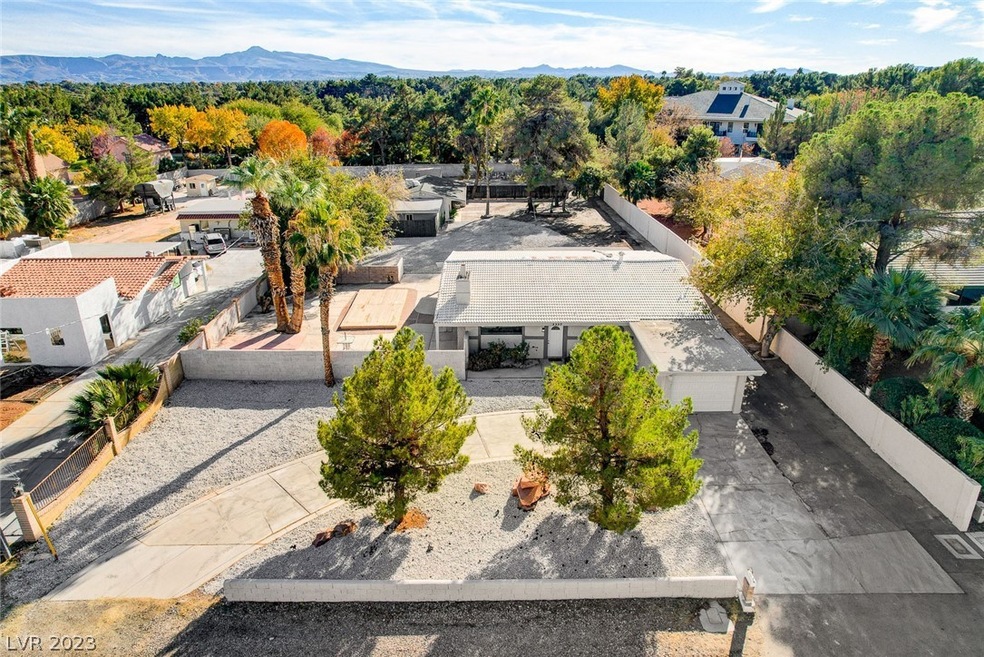 AERIAL VIEW FRONT HOUSE.  DRIVEWAY ON THE RIGHT LE