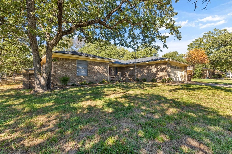 2604 Royal Ln, Granbury, TX 76049 - photo 1