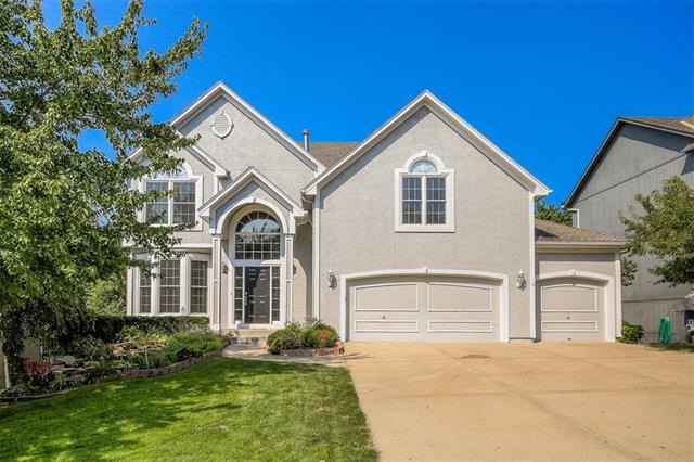Attractive curb appeal!