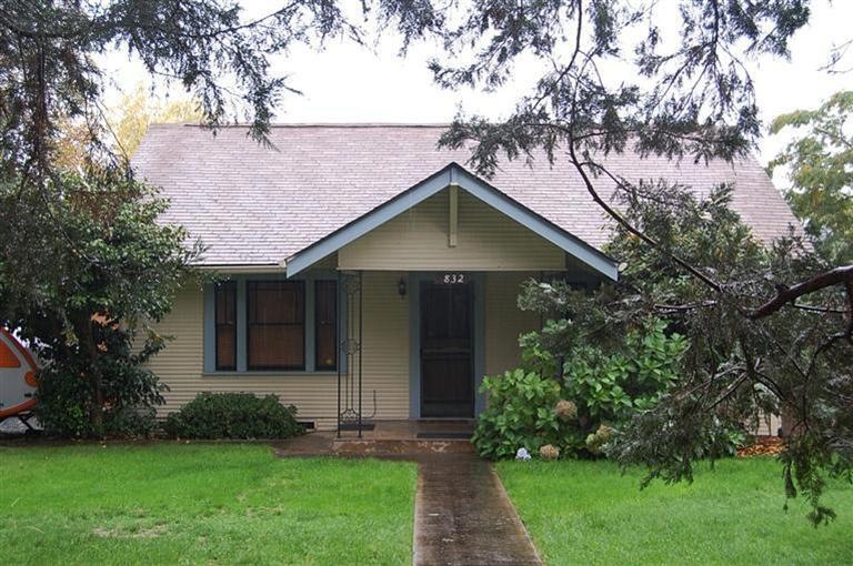 832 NE 10th St, Grants Pass, OR 97526 - photo 1