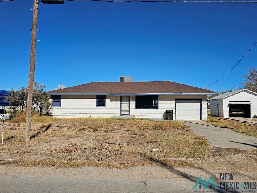 218 E Rose St, Carlsbad, NM 88220 - photo 1
