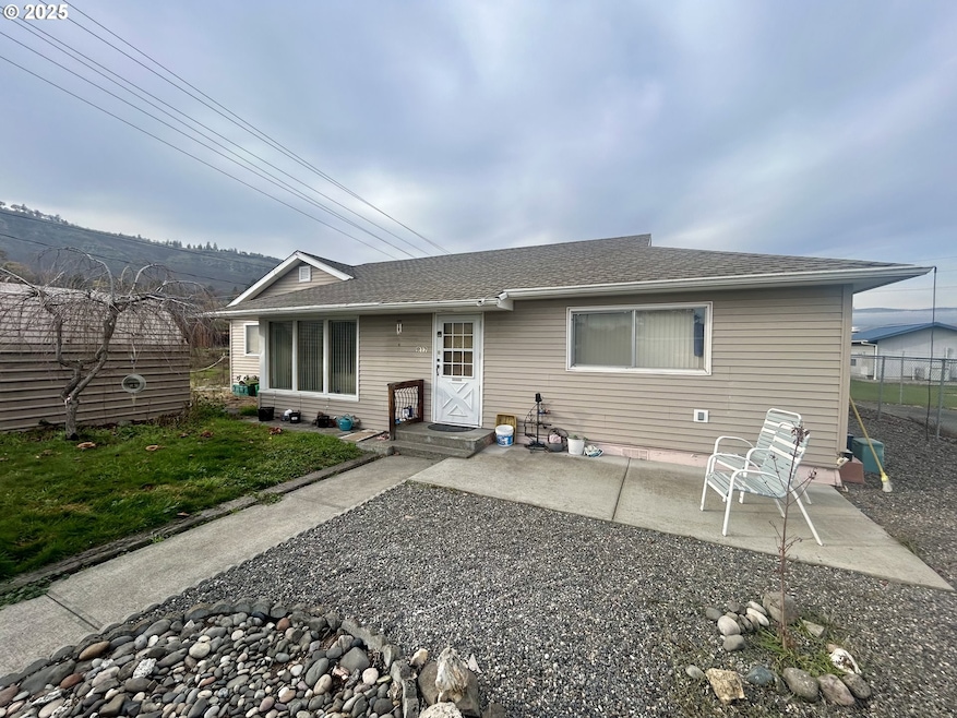 917 Myrtle St, the Dalles, OR 97058 - photo 1