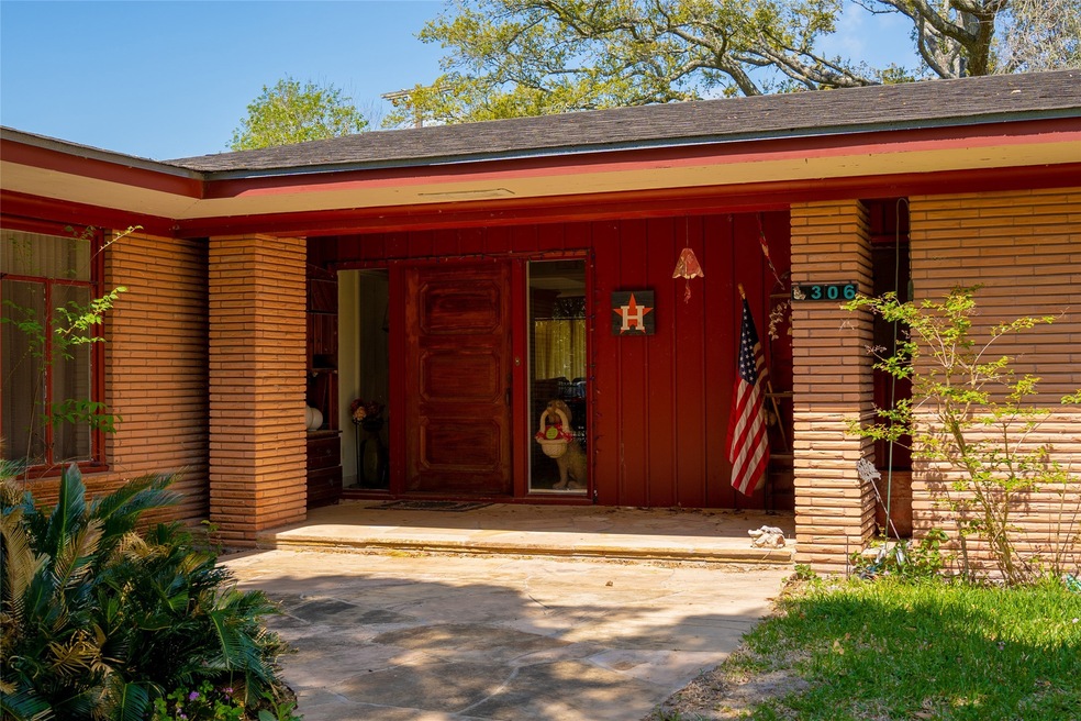 306 W Foley St, Alvin, TX 77511 - photo 1