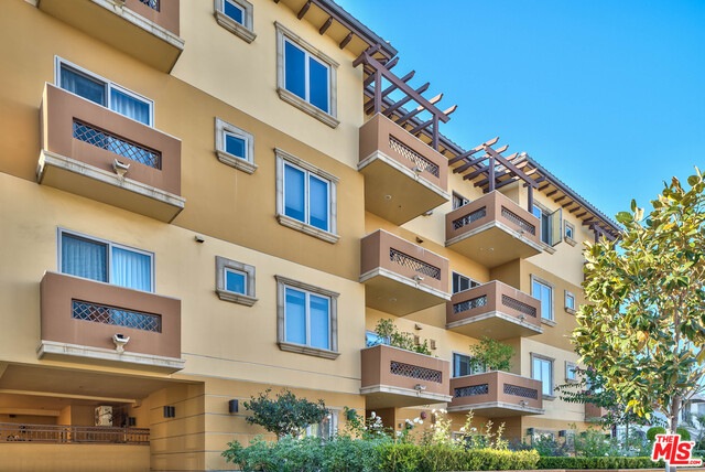1135 S. Shenandoah #402