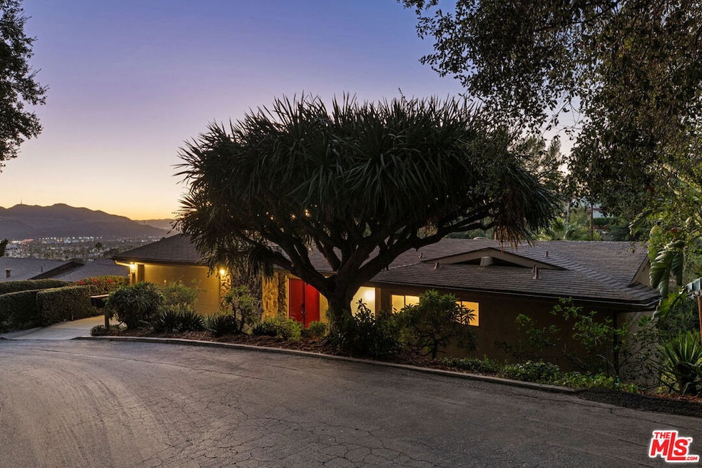 702 Cavanagh Rd, Glendale, CA 91207 - photo 1