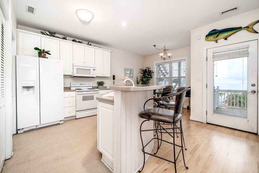 Kitchen w/ bar seating