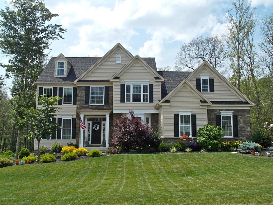 1076 Woodberry Dr, Mountain Top, PA 18707 - photo 1