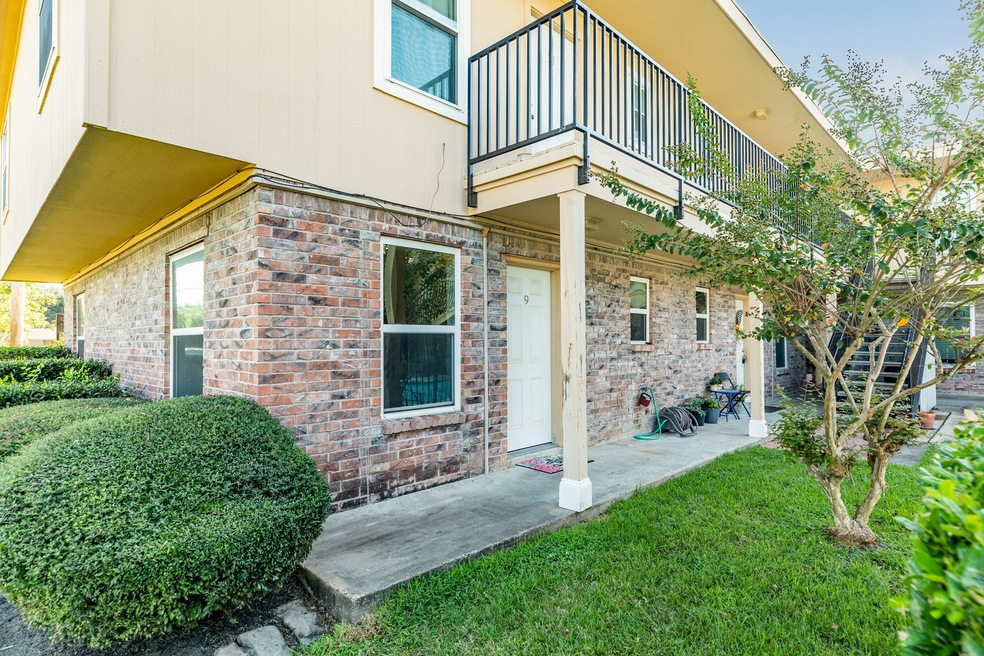 107 E Willowick Ave unit 9, Friendswood, TX 77546 - photo 1