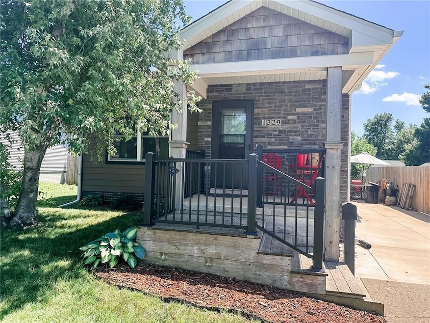 1329 N 4th Ave E, Newton, IA 50208 - photo 1