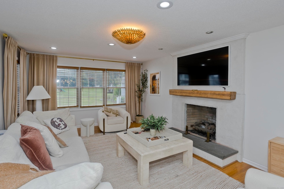 120 Scenic View Dr, Middletown, CT 06457 - photo 1