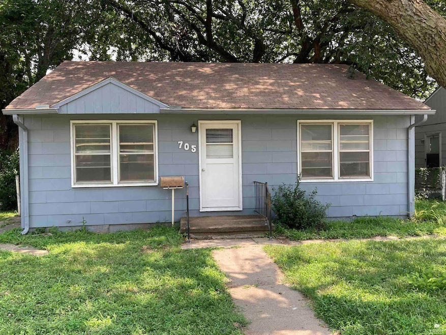 705 N Eisenhower Dr, Junction City, KS 66441 - photo 1