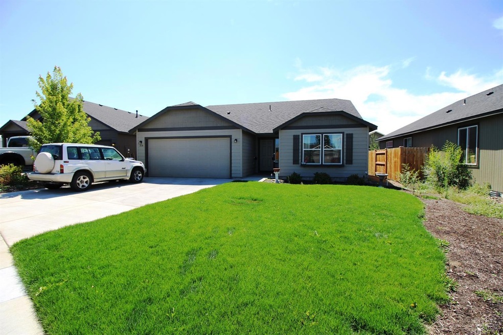 3114 SW Obsidian Ct, Redmond, OR 97756 - photo 1