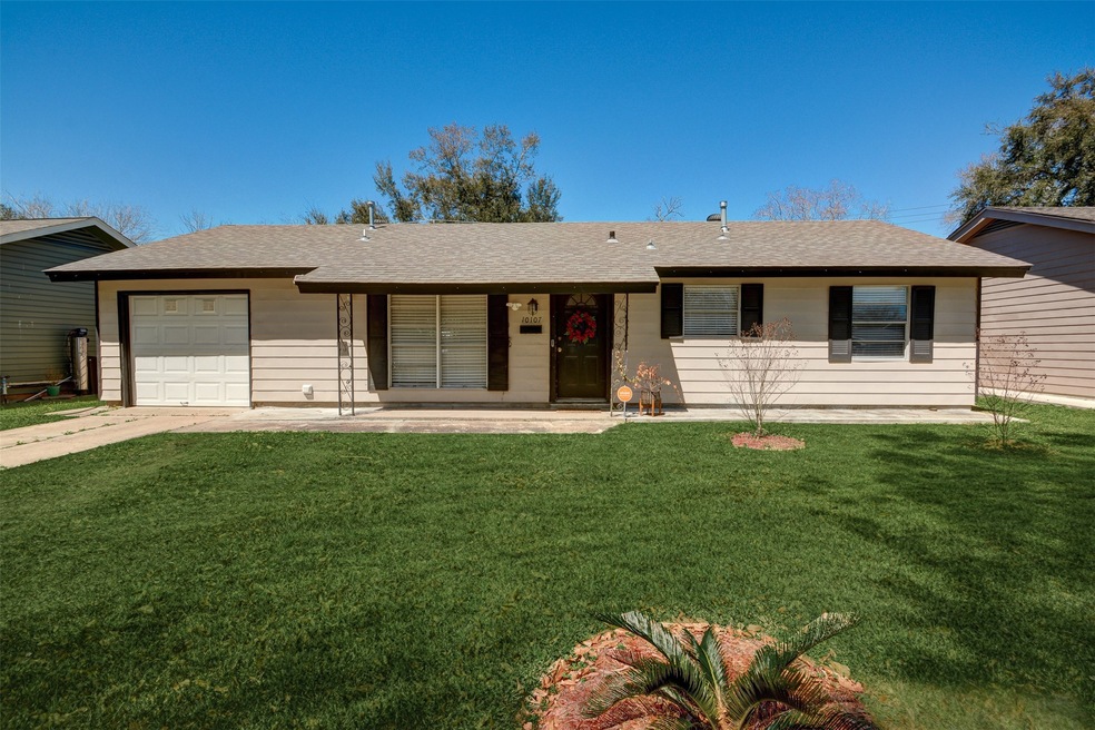 10107 Southport Dr, Houston, TX 77089 - photo 1