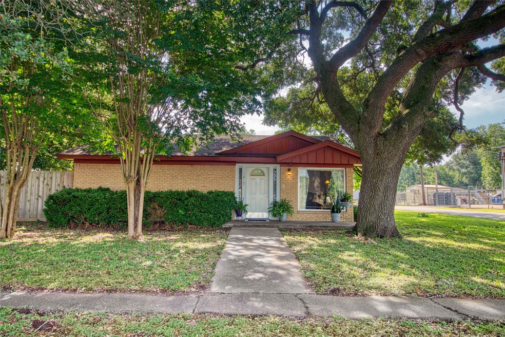 1402 Smith St, Waller, TX 77484 - photo 1