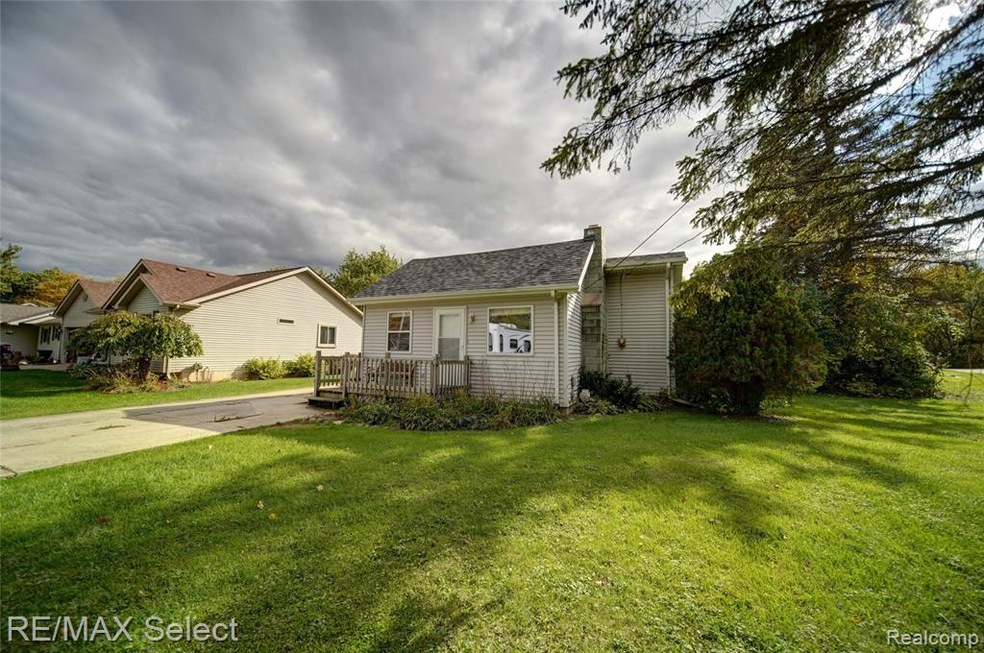 1064 Linus St, Flint, MI 48507 - photo 1