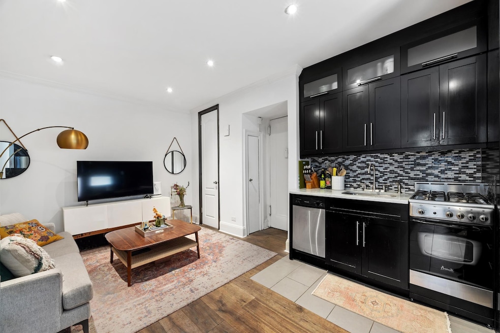 295 W 11th St unit 2, New York, NY 10014 - photo 1