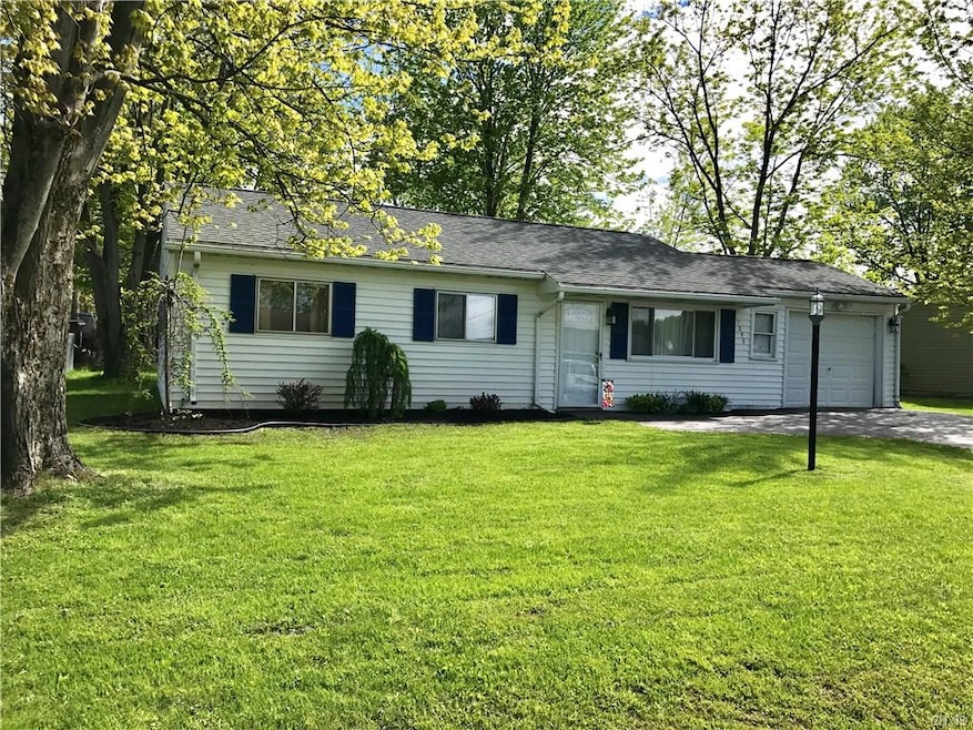 Beautiful, well maintained front yard! Tall trees 