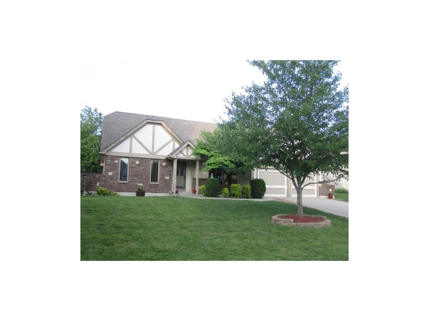 1521 NE Yorkshire Drive, Lee's Summit, MO 64086