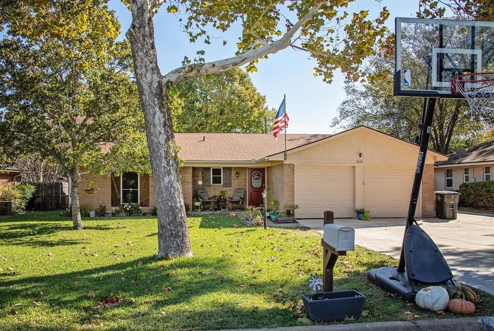 1233 Willowwood Dr, Cleburne, TX 76033 - photo 1