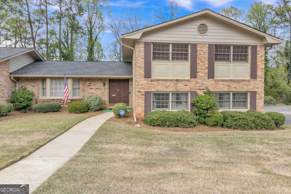 Welcome home to this unique and charming condo con