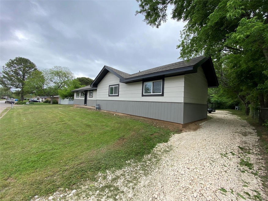 1101 W Lone Star Ave unit B, Cleburne, TX 76033 - photo 1