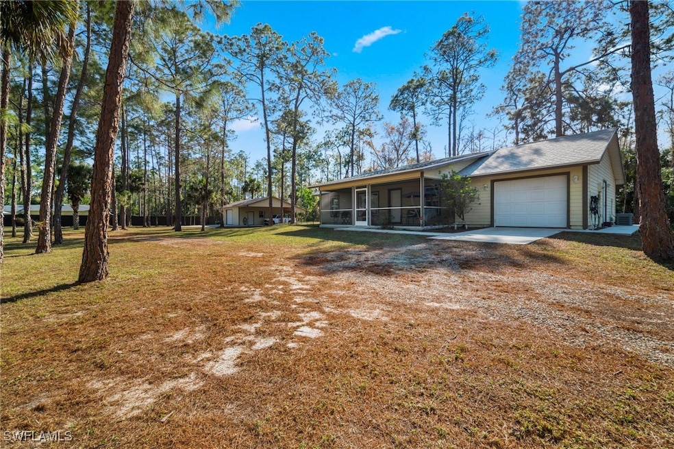 View of front of house featuring a front lawn, a g