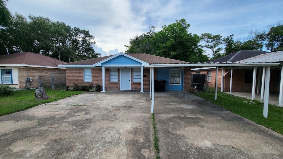 1216 W Snyder St, Alvin, TX 77511 - photo 1