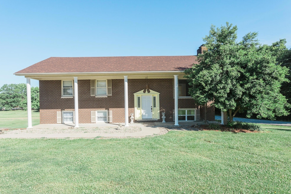 851 E Lexington St, Harrodsburg, KY 40330 - photo 1